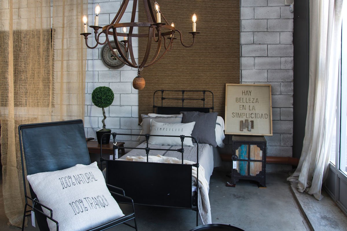 DORMITORIO DE NIÑO: “Hay belleza en la simplicidad”... ¡Sin dudas! Sobria y simple, la cama de hierro negro acompañada con sillón también de hierro y cuero negro. El diseño del acolchado es de la nueva línea creada por la tienda.